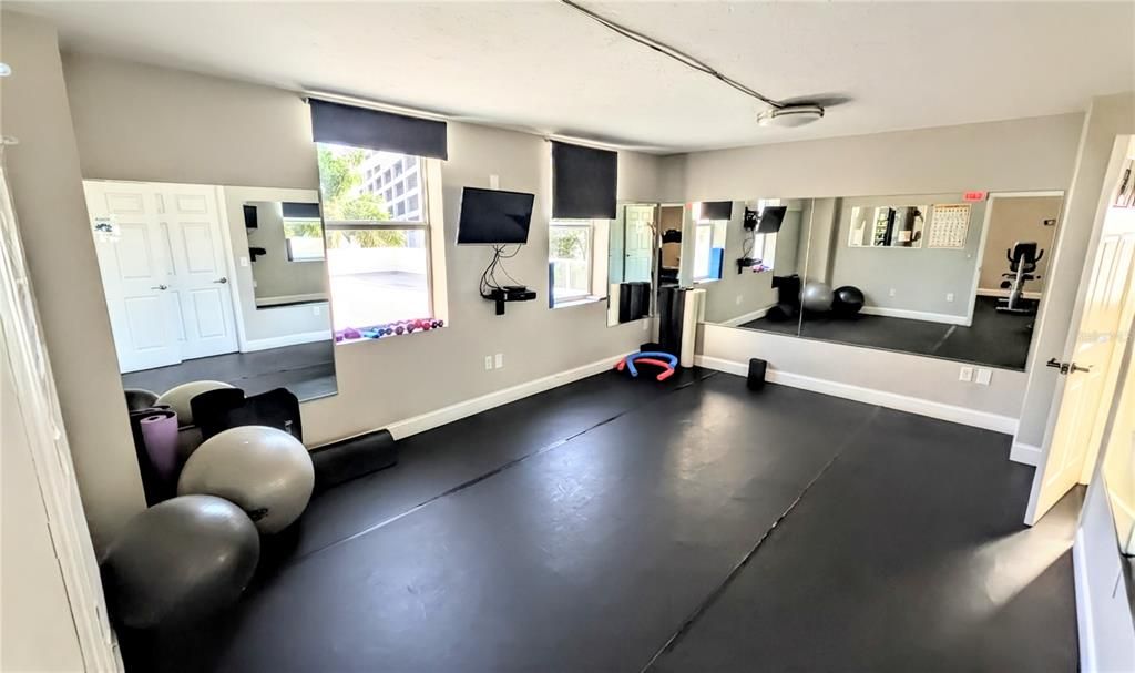 For Rent: $3,500 (2 beds, 2 baths, 1200 Square Feet)