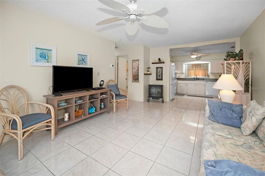 For Sale: $224,900 (2 beds, 2 baths, 999 Square Feet)