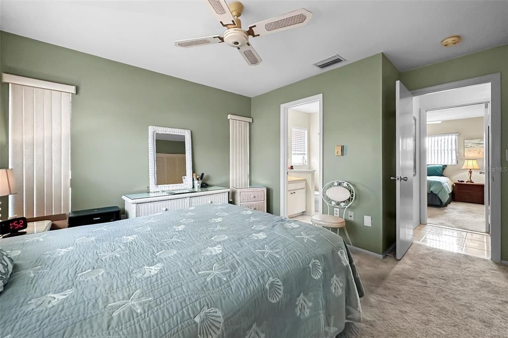 For Sale: $224,900 (2 beds, 2 baths, 999 Square Feet)