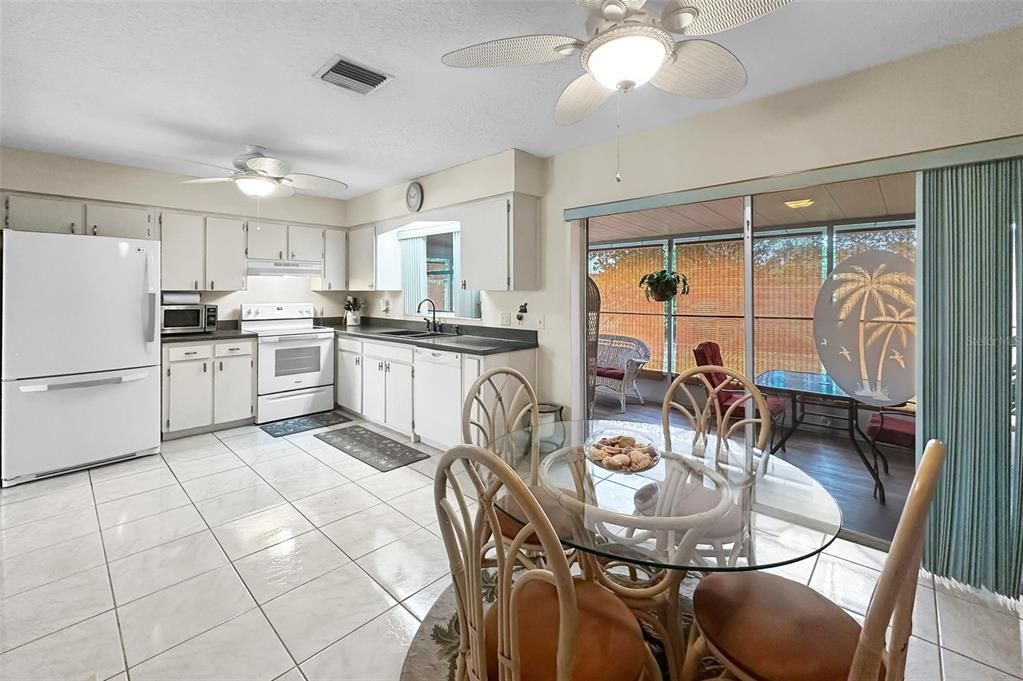 For Sale: $224,900 (2 beds, 2 baths, 999 Square Feet)