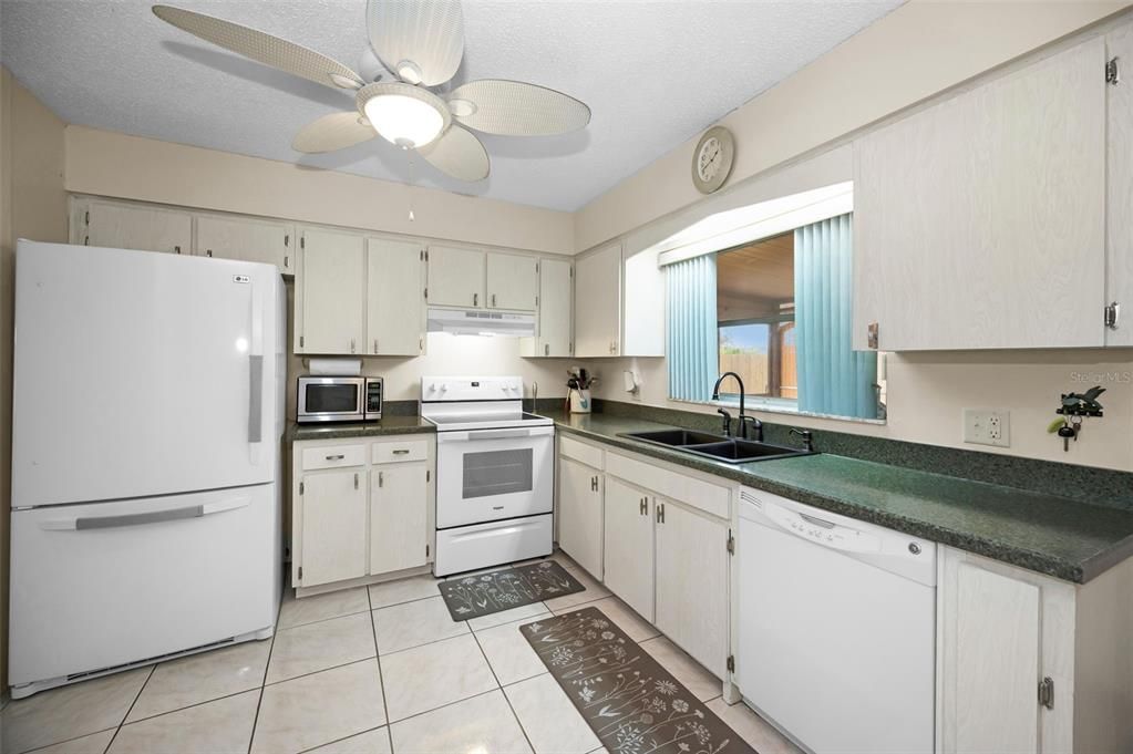 For Sale: $224,900 (2 beds, 2 baths, 999 Square Feet)