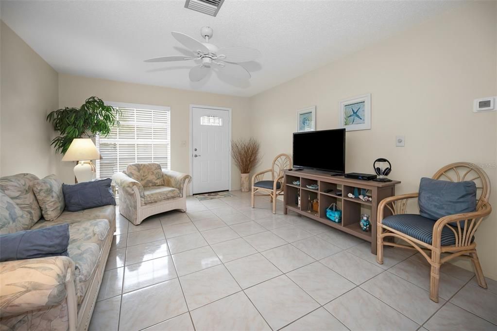 For Sale: $224,900 (2 beds, 2 baths, 999 Square Feet)
