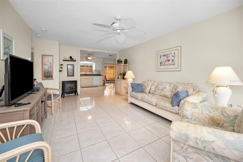 For Sale: $224,900 (2 beds, 2 baths, 999 Square Feet)