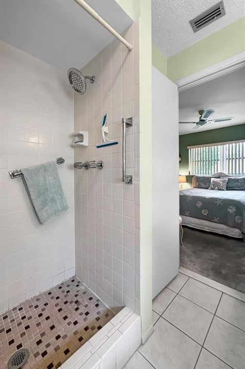 For Sale: $224,900 (2 beds, 2 baths, 999 Square Feet)