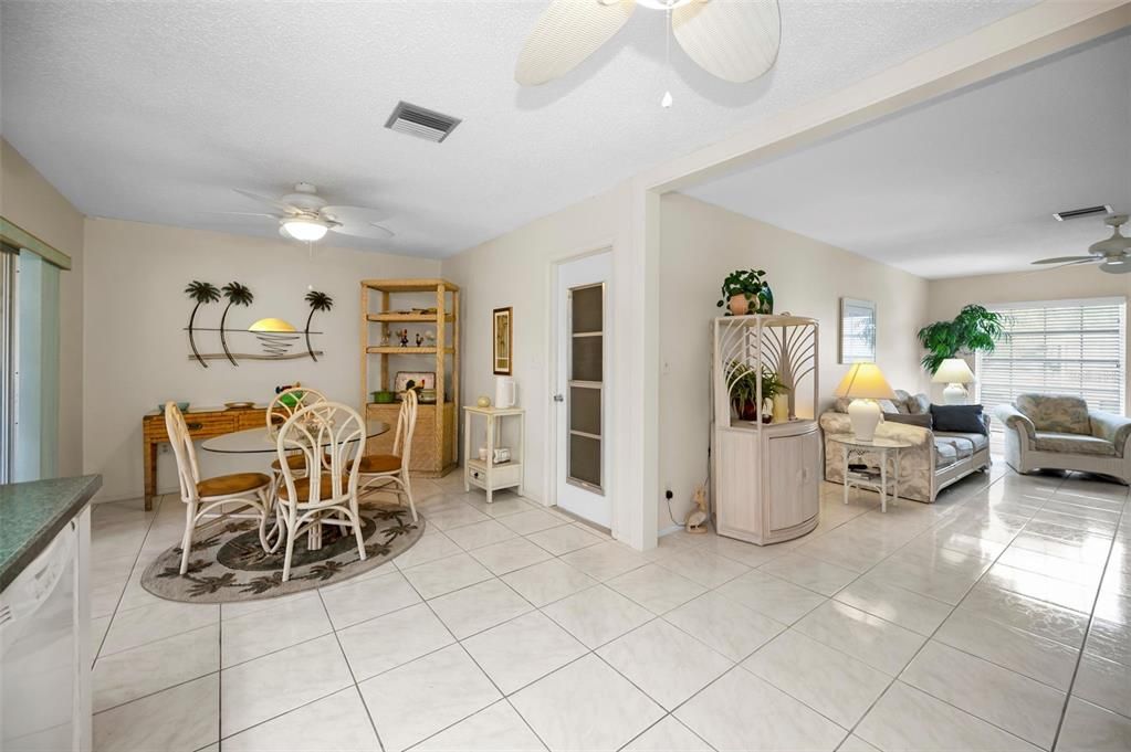 For Sale: $224,900 (2 beds, 2 baths, 999 Square Feet)