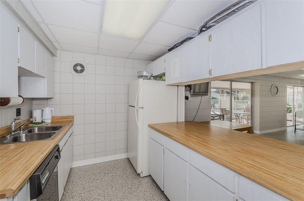 For Sale: $224,900 (2 beds, 2 baths, 999 Square Feet)