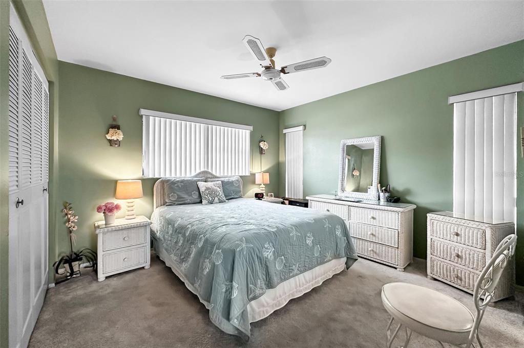 For Sale: $224,900 (2 beds, 2 baths, 999 Square Feet)