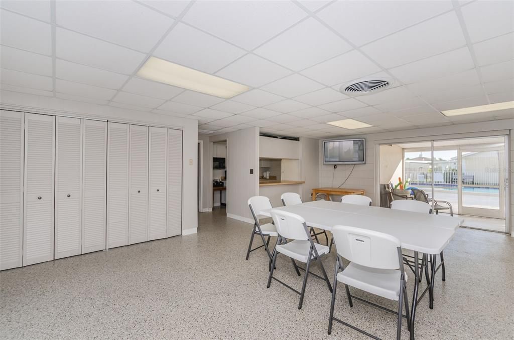 For Sale: $224,900 (2 beds, 2 baths, 999 Square Feet)