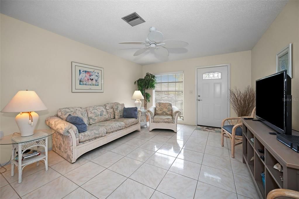 For Sale: $224,900 (2 beds, 2 baths, 999 Square Feet)