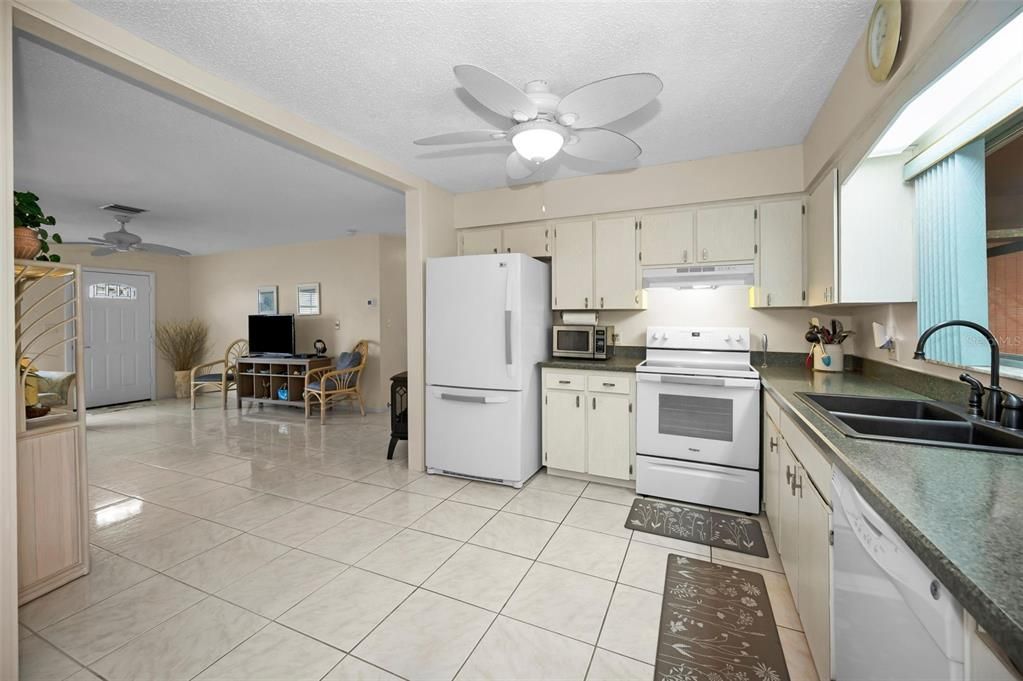 For Sale: $224,900 (2 beds, 2 baths, 999 Square Feet)
