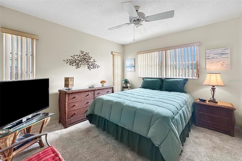 For Sale: $224,900 (2 beds, 2 baths, 999 Square Feet)