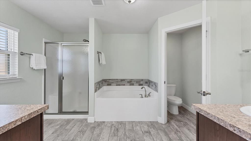 En Venta: $465,000 (4 camas, 3 baños, 2301 Pies cuadrados)