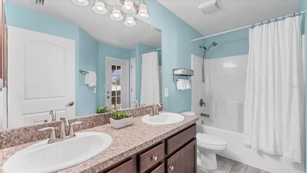 En Venta: $465,000 (4 camas, 3 baños, 2301 Pies cuadrados)