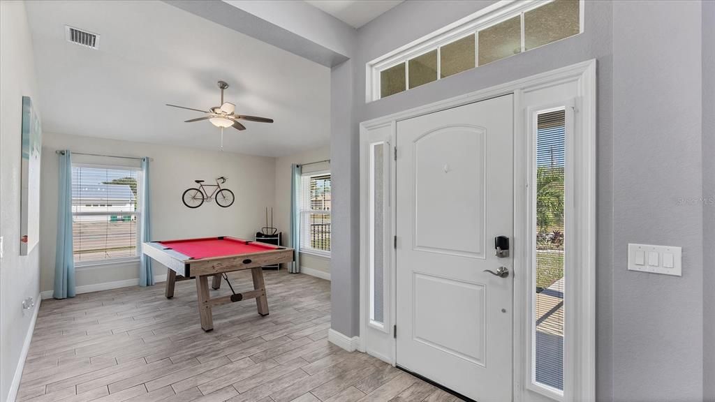 En Venta: $465,000 (4 camas, 3 baños, 2301 Pies cuadrados)