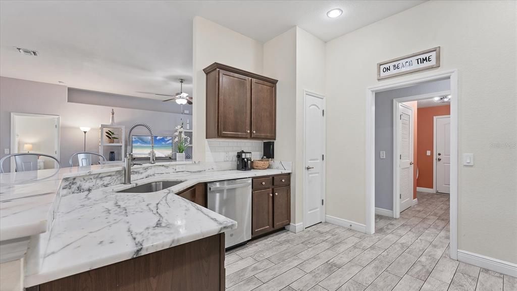 En Venta: $465,000 (4 camas, 3 baños, 2301 Pies cuadrados)