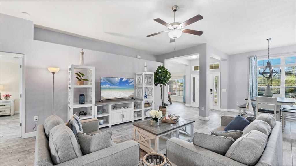 En Venta: $465,000 (4 camas, 3 baños, 2301 Pies cuadrados)