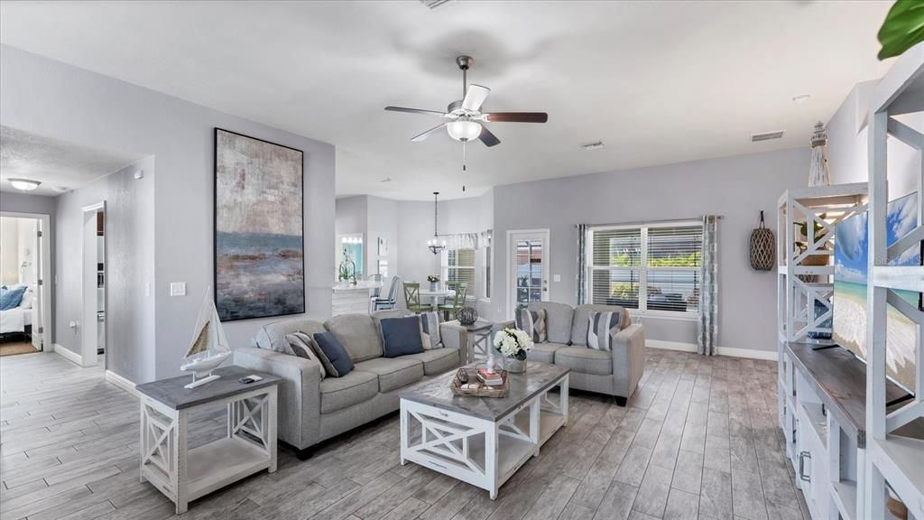 En Venta: $465,000 (4 camas, 3 baños, 2301 Pies cuadrados)