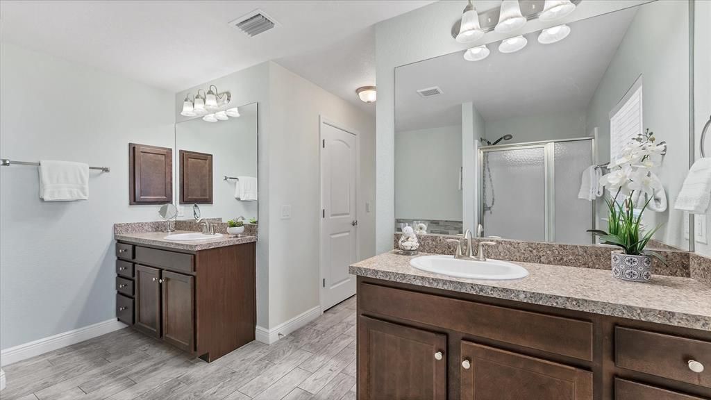 En Venta: $465,000 (4 camas, 3 baños, 2301 Pies cuadrados)