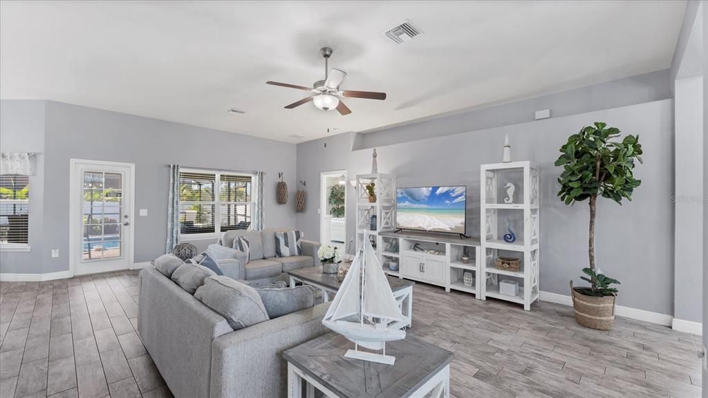 En Venta: $465,000 (4 camas, 3 baños, 2301 Pies cuadrados)