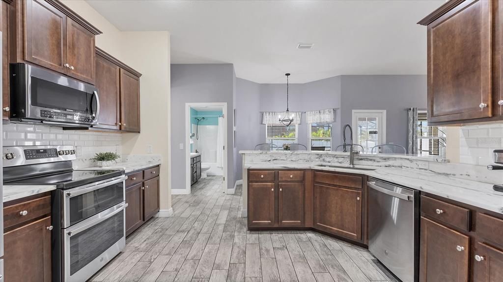 En Venta: $465,000 (4 camas, 3 baños, 2301 Pies cuadrados)