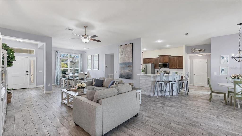 En Venta: $465,000 (4 camas, 3 baños, 2301 Pies cuadrados)