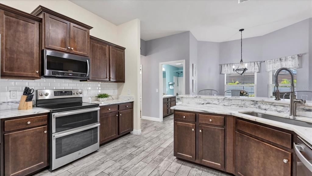 En Venta: $465,000 (4 camas, 3 baños, 2301 Pies cuadrados)