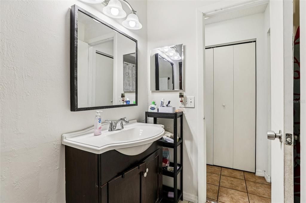 На продажу: $195,000 (2 спален, 2 ванн, 902 Квадратных фут)