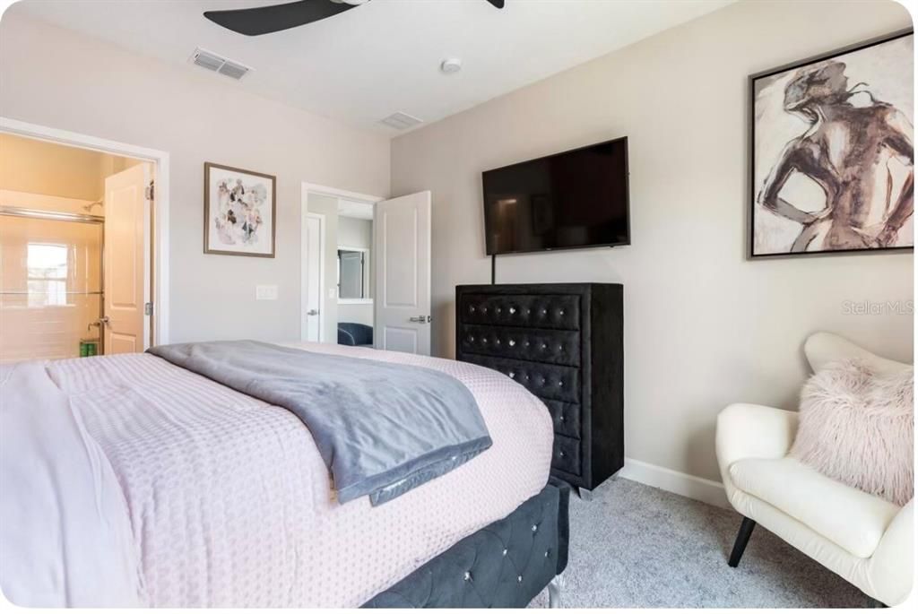 出租: $3,500 (5 贝兹, 4 浴室, 2310 平方英尺)