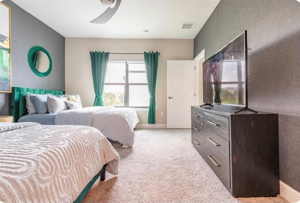 出租: $3,500 (5 贝兹, 4 浴室, 2310 平方英尺)