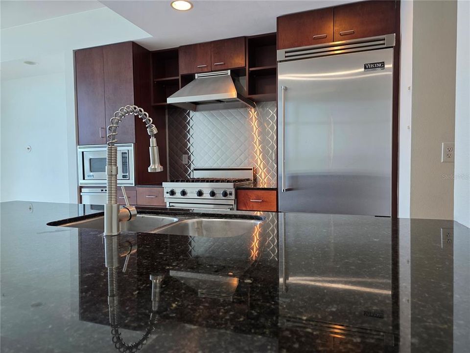 For Sale: $289,000 (1 beds, 1 baths, 615 Square Feet)