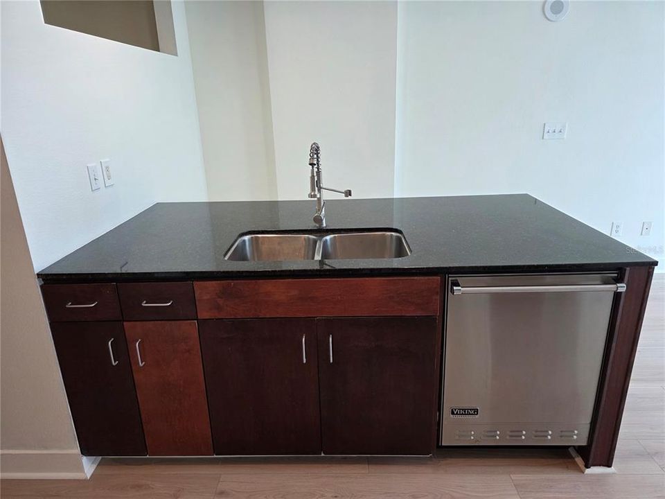 For Sale: $289,000 (1 beds, 1 baths, 615 Square Feet)