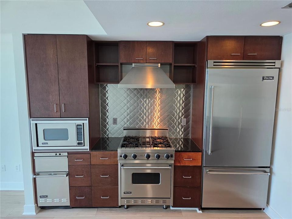 For Sale: $289,000 (1 beds, 1 baths, 615 Square Feet)