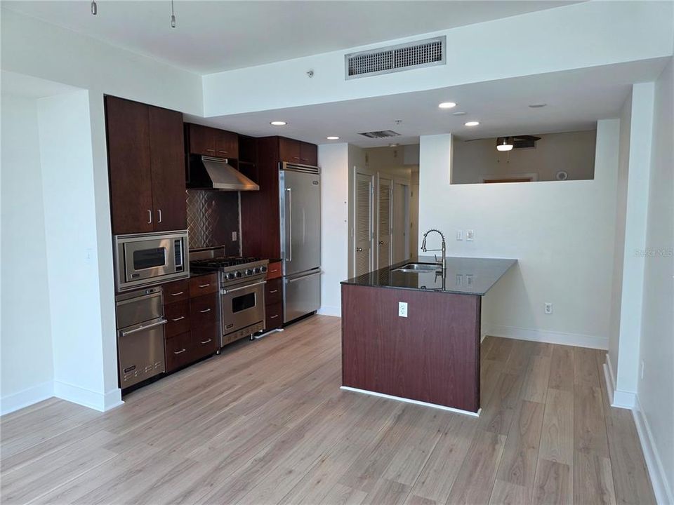 For Sale: $289,000 (1 beds, 1 baths, 615 Square Feet)
