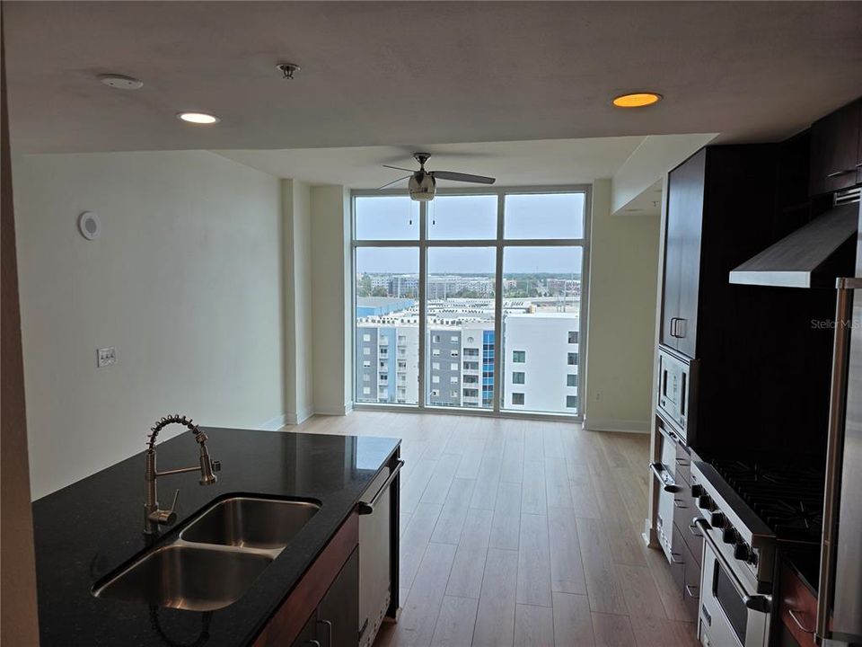 For Sale: $289,000 (1 beds, 1 baths, 615 Square Feet)