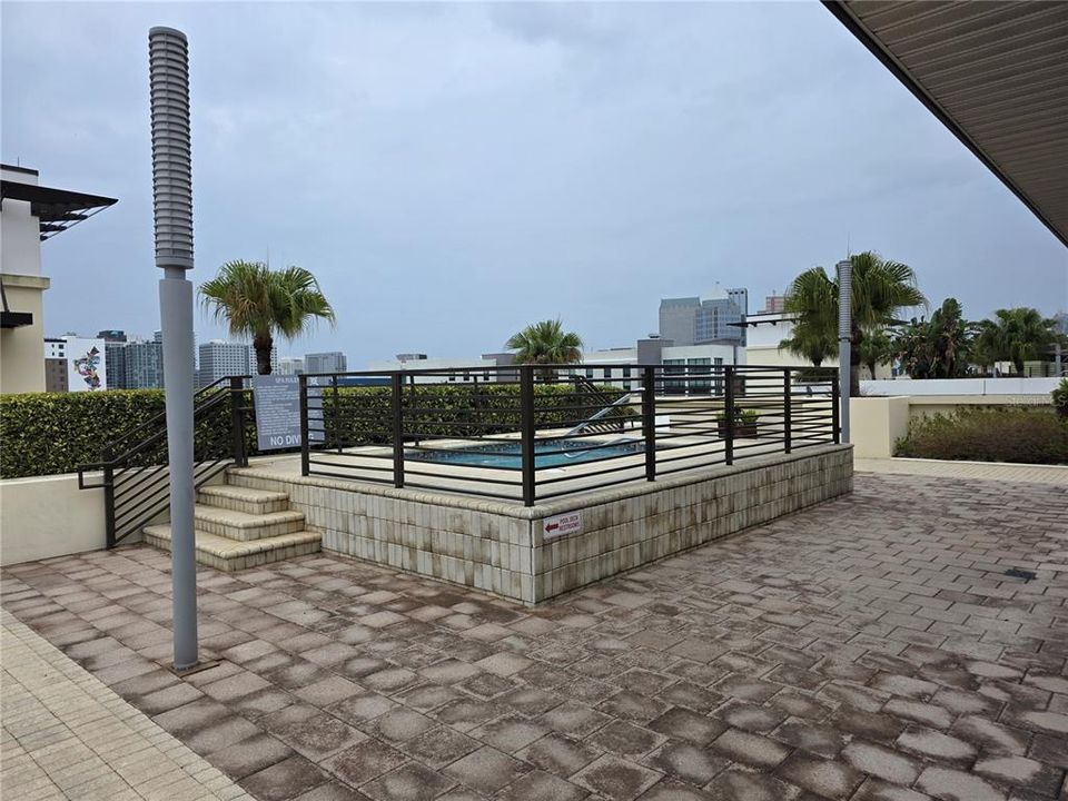 For Sale: $289,000 (1 beds, 1 baths, 615 Square Feet)