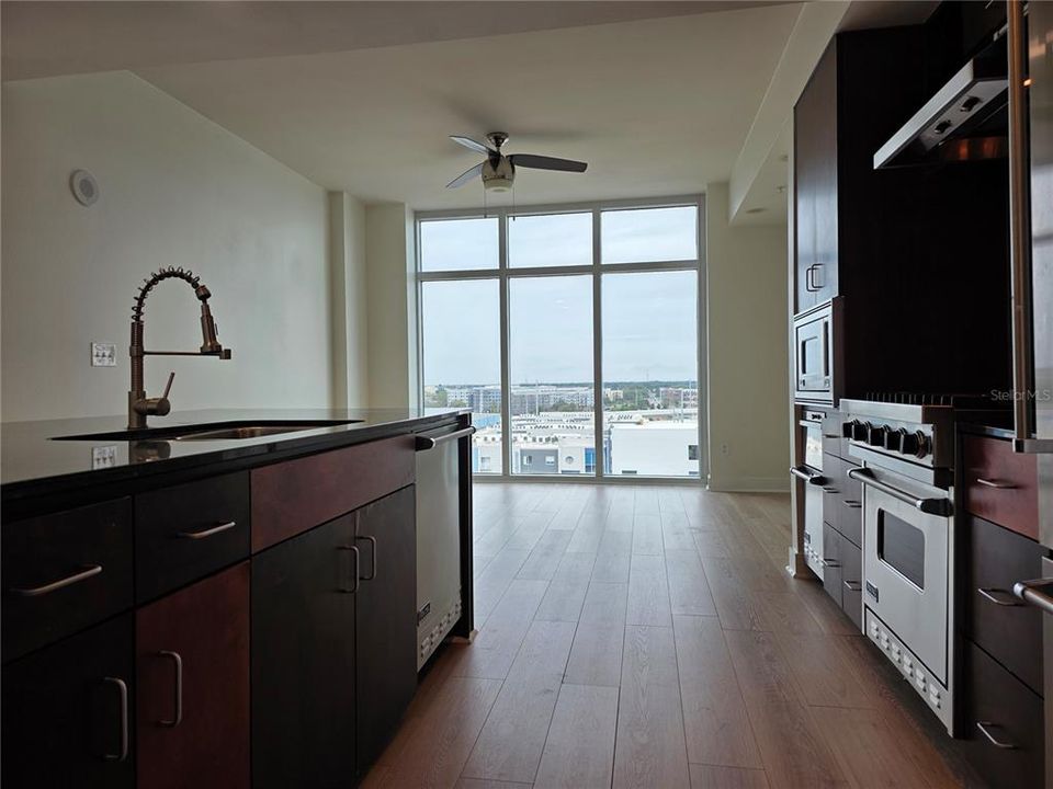 For Sale: $289,000 (1 beds, 1 baths, 615 Square Feet)