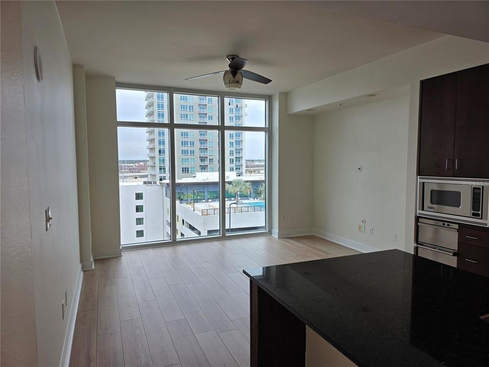 For Sale: $289,000 (1 beds, 1 baths, 615 Square Feet)