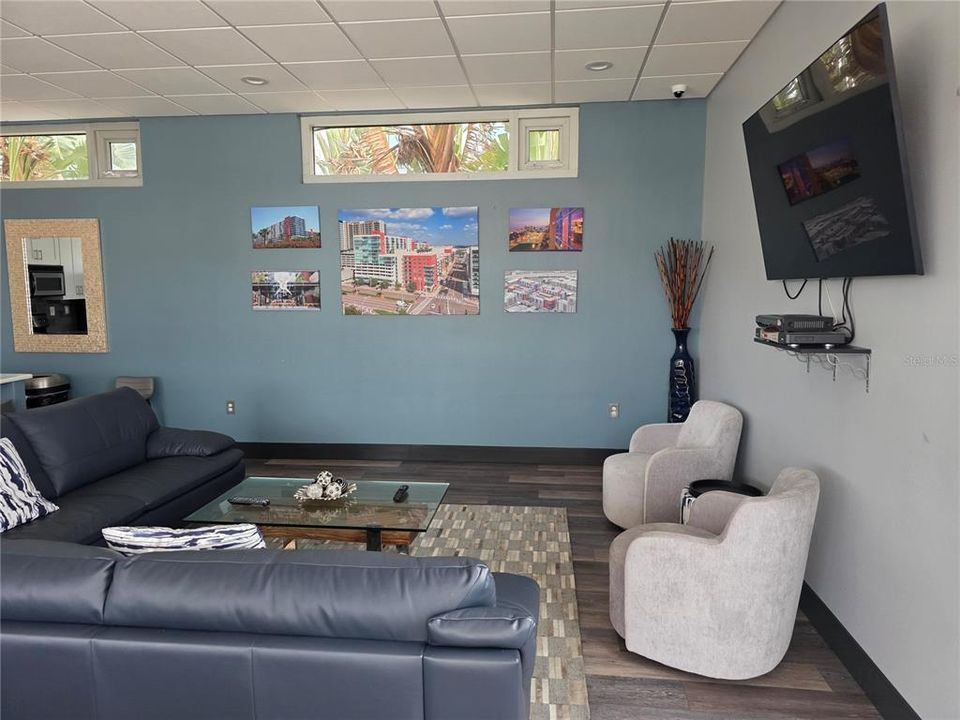 For Sale: $289,000 (1 beds, 1 baths, 615 Square Feet)