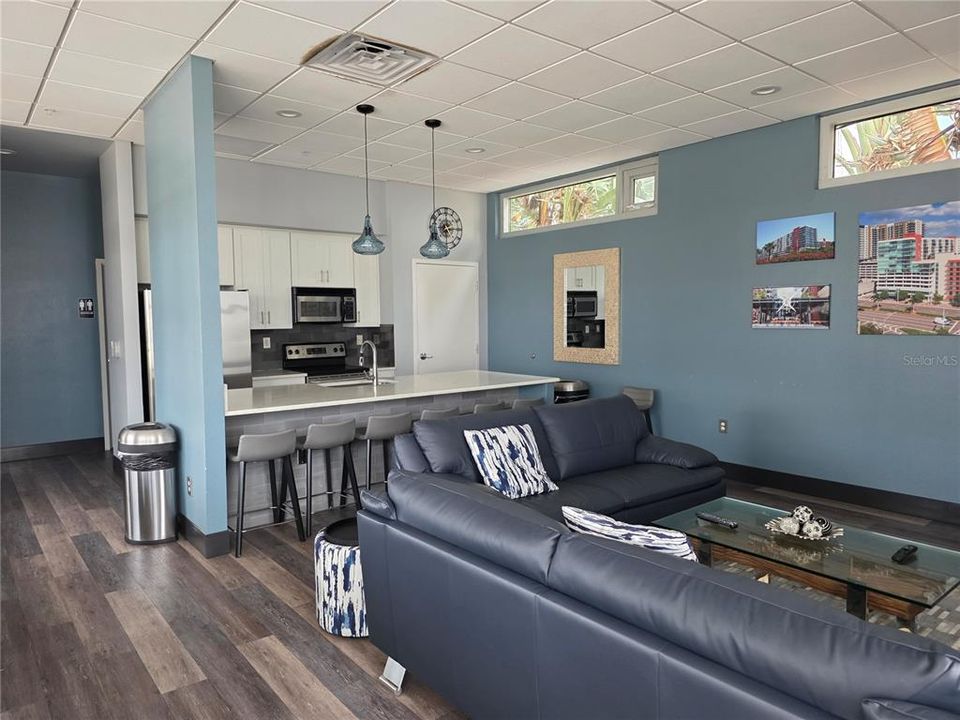 For Sale: $289,000 (1 beds, 1 baths, 615 Square Feet)