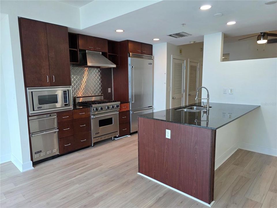 For Sale: $289,000 (1 beds, 1 baths, 615 Square Feet)