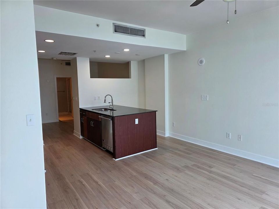 For Sale: $289,000 (1 beds, 1 baths, 615 Square Feet)