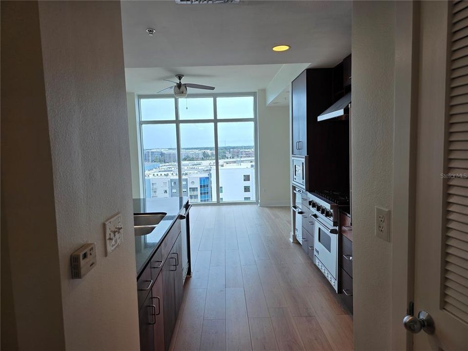 For Sale: $289,000 (1 beds, 1 baths, 615 Square Feet)