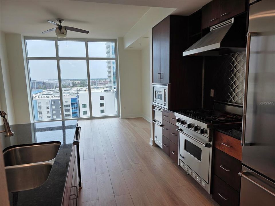 For Sale: $289,000 (1 beds, 1 baths, 615 Square Feet)