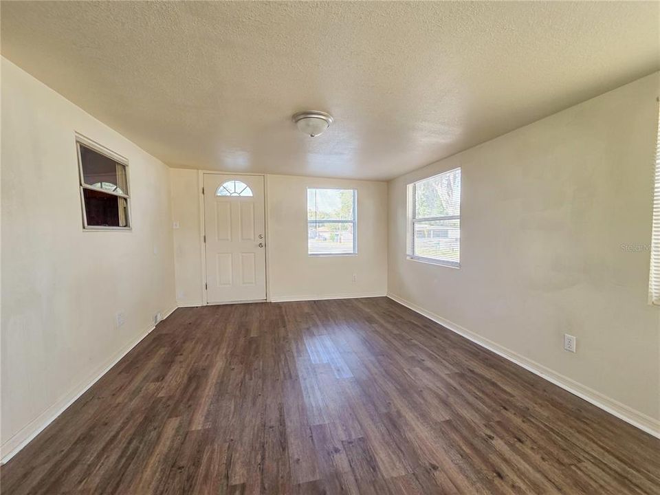 На продажу: $79,100 (2 спален, 1 ванн, 1018 Квадратных фут)