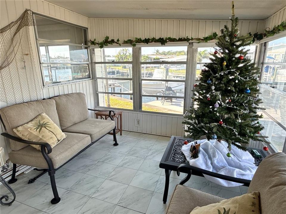 待售: $169,000 (2 贝兹, 1 浴室, 958 平方英尺)