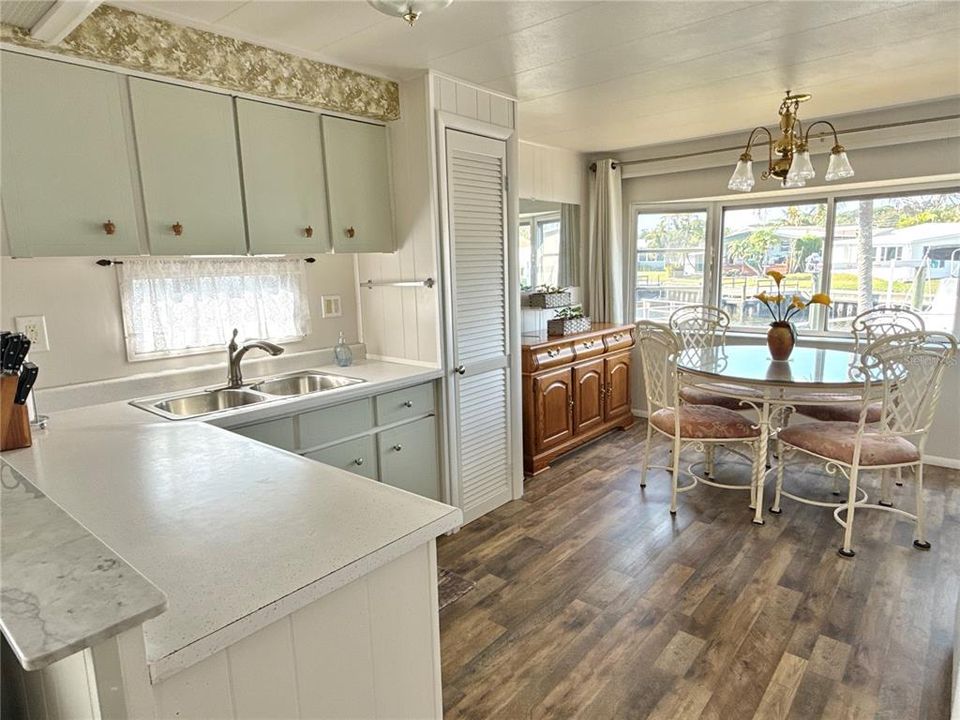 待售: $169,000 (2 贝兹, 1 浴室, 958 平方英尺)