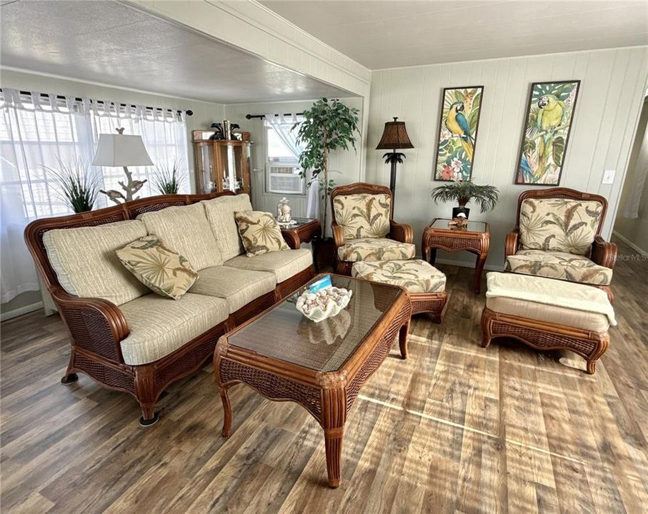 待售: $169,000 (2 贝兹, 1 浴室, 958 平方英尺)