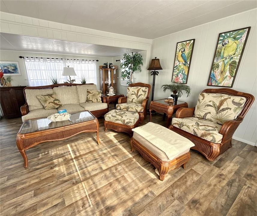 待售: $169,000 (2 贝兹, 1 浴室, 958 平方英尺)