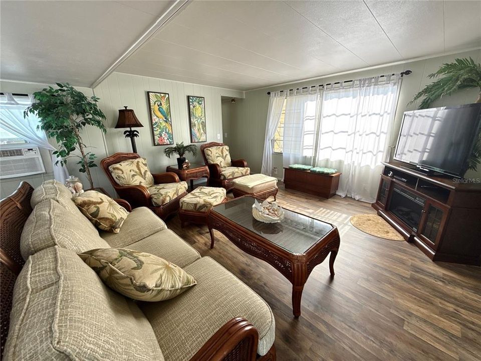 待售: $169,000 (2 贝兹, 1 浴室, 958 平方英尺)