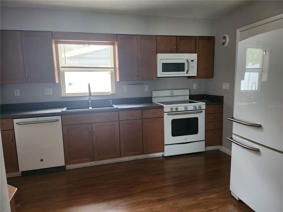 待售: $349,900 (2 贝兹, 1 浴室, 1124 平方英尺)